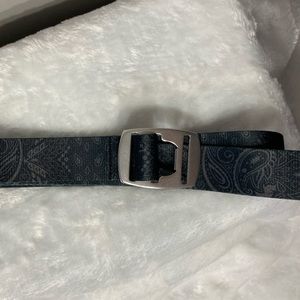 Croakies Bottle Opener Belt
Paisley Print
Gray on dark blue